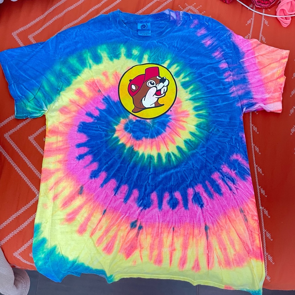 rainbow tie-dye buc-ees shirt!